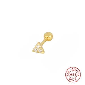 Gros plan sur un clou d'oreille triangle en argent S925 doré serti de zircons cubiques
