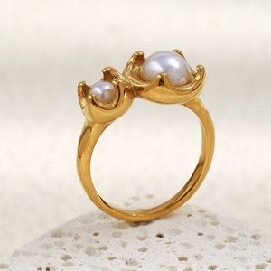 Anello in acciaio inossidabile placcato oro 18K con doppie perle su base minerale