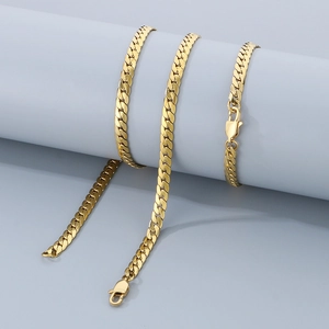 Collier gourmette en acier inoxydable plaqué or 18k sur un présentoir minimaliste