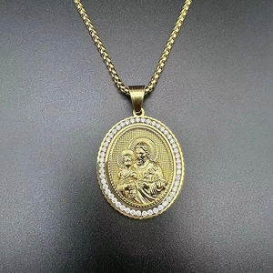 Détail du pendentif en or représentant Saint Joseph et l'Enfant Jésus avec zircons