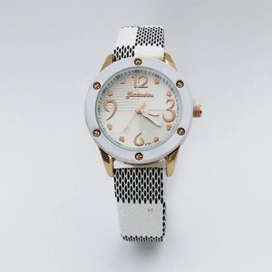 Retro quartz watch for women with golden case and checkered white leather strap