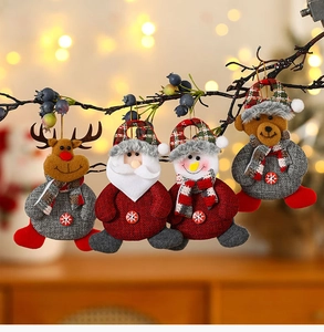 Set de 4 adornos navideños de peluche con renos y muñecos de nieve en una rama