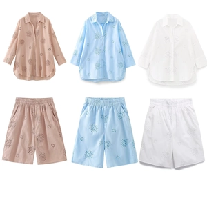 Set camicia e pantaloncini con ricamo traforato in colori rosa, blu e bianco su sfondo