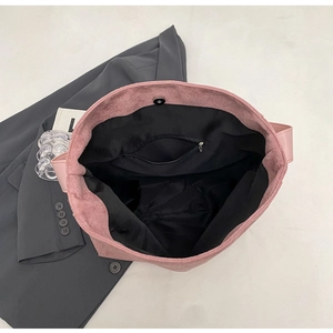 Detail der pinkfarbenen Cord-Tasche mit Reißverschlussfach und Magnetverschluss