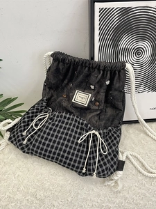 Minimalistischer schwarz-weißer karierter Kordelzug-Rucksack mit Baumwollseil-Gurten