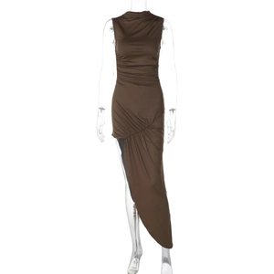 Detail eines dunkelbraunen ärmellosen gerafften Kleides mit asymmetrischem Saum am Mannequin