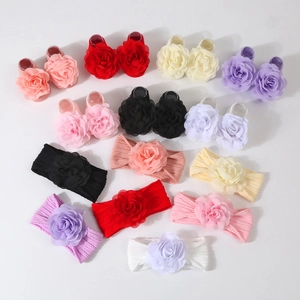 Détail à plat de bandeaux et chaussettes en tricot pour bébé avec fleurs en tissu