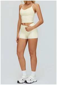 Détail du short de yoga taille haute avec bordure blanche contrastée et tissu de sport