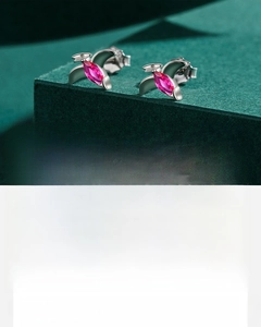 Détail de boucles d'oreilles oiseau en argent S925 avec zircons roses 5A sertis à la main