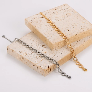 Bracelet à maillons en cœur avec strass pavés en finitions dorée et argentée