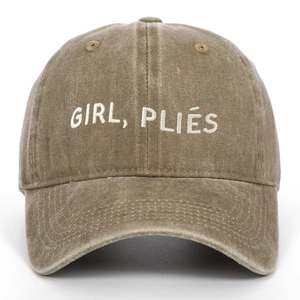 Détail de la broderie GIRL, PLIÉS sur casquette de baseball en coton lavé kaki