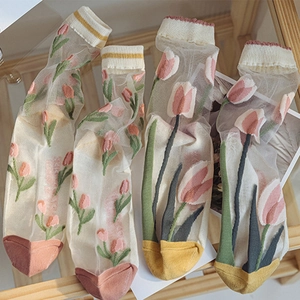 Détail de chaussettes en résille transparente avec motif tulipe rose et accents pastels