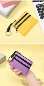 Détails du porte-monnaie en tissu à trois couches avec fermetures éclair et porte-clés
