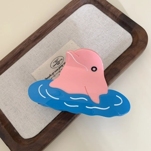 Pince à cheveux dauphin en acétate rose et bleu avec motifs de vagues blanches