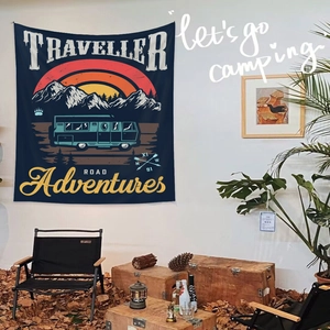 Détail d'une tapisserie de camping vintage avec paysage de montagne et camping-car rétro