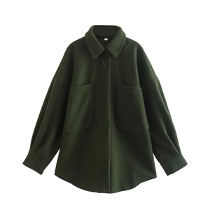Détail de la veste chemise en laine vert foncé avec de grandes poches et col élégant