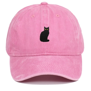Detailansicht der schwarzen Katzenstickerei auf der rosa gewaschenen Baumwollkappe