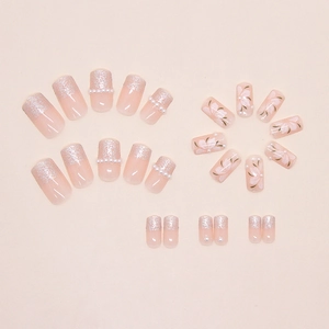 Détails de 24 faux ongles roses avec motifs floraux blancs et accents de perles