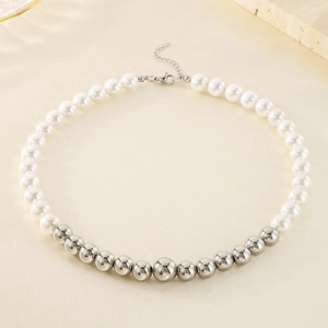 Dettaglio della collana con perle bianche e sfere di metallo argento con chiusura a moschettone