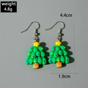 Détail de boucles d'oreilles sapin de Noël en résine verte avec pois et dimensions