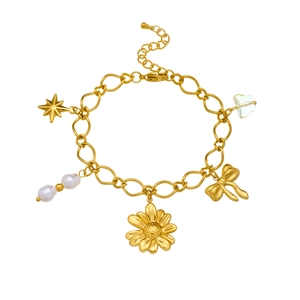 Élégant bracelet doré avec pendentifs marguerite, perle, nœud papillon et cristal