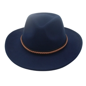 Dettaglio cappello fedora blu navy con fascia in pelle intrecciata su sfondo bianco