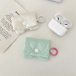 Dettagli custodia in tessuto trapuntato a cuore per AirPods con moschettone e bottone automatico