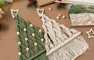 Détail de suspensions murales sapin de Noël en macramé DIY avec perles et étoiles