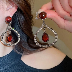 Boucles d'oreilles vintage en or avec pendentifs rubis en goutte et cristaux de zircon