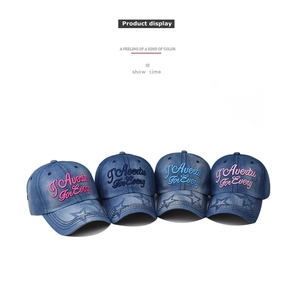 Détail de quatre casquettes de baseball en jean avec broderies 3D et motifs d'étoiles