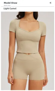 Détails de l'ensemble de yoga camel clair avec haut à col cœur et short taille croisée