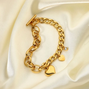 Dettaglio del bracciale a catena cubana placcato oro 18K con ciondoli a cuore e chiusura OT