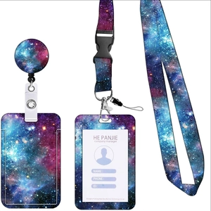 Set porta badge con motivo galassia, bobina retrattile e cordino da collo coordinato.