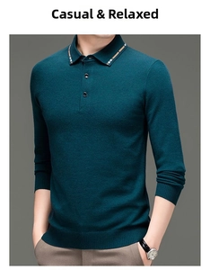 Detail eines dunkelgrünen Strick-Poloshirts mit goldgestreiftem Kragen und Knopfleiste