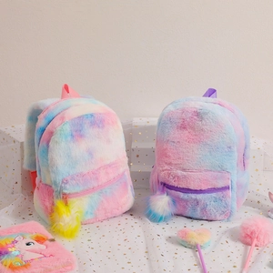 Plüsch Einhorn Rucksack in Regenbogen-Batik mit flauschigem Bommel-Anhänger für Mädchen