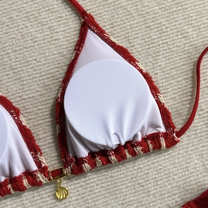 Détail du haut de bikini au crochet rouge avec rembourrage et pendentif coquillage doré