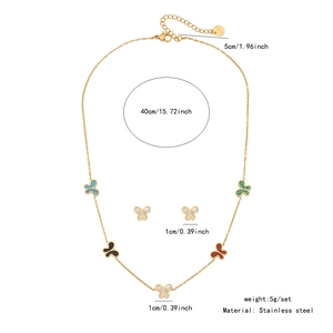 Vue détaillée de l'ensemble collier et boucles d'oreilles papillon en acier inoxydable