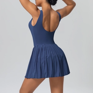 Détail d'une robe de tennis bleu foncé avec dos nu en U et jupe à plis délicats