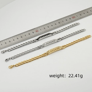 Macro view of a 21.5cm stainless steel Cuban chain bracelet with rectangular brushed plate