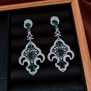 Boucles d'oreilles vintage en argent évidé avec gemmes vertes et strass brillants