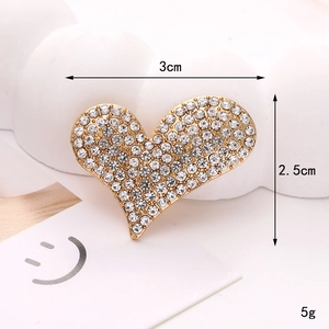 Detailaufnahme eines Herz-Strass-Anhängers mit Maßen von 3 cm Breite und 2,5 cm Höhe