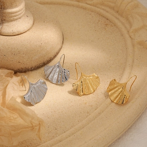 Boucles d'oreilles feuilles de ginkgo or et argent en acier titane sur socle pierre