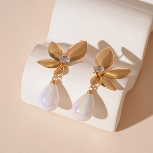 Elegant gold flower earrings with zircon center and pearlescent teardrop pendants