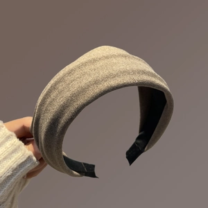 Détail d'un serre-tête en tricot marron d'automne avec texture laine et doublure antidérapante