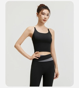 Detail eines Yoga-Sets mit schwarzem Racerback-Sport-BH und kontrastierenden Patchwork-Leggings