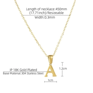 Détail montrant les dimensions du pendentif lettre A plaqué or 18K et spécifications