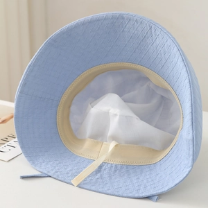 Détail de la doublure du chapeau bleu clair avec sangle ajustable et texture
