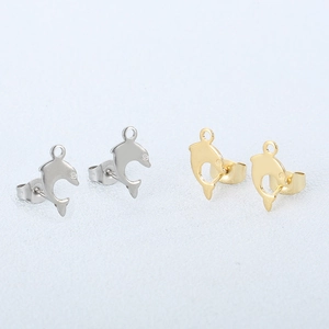 Detailansicht der delpinförmigen Ohrstecker in poliertem Gold- und Silber-Finish