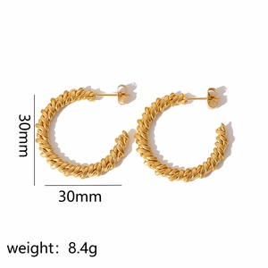 Détail de boucles d'oreilles créoles torsadées dorées de 30mm et d'un poids de 8,4g