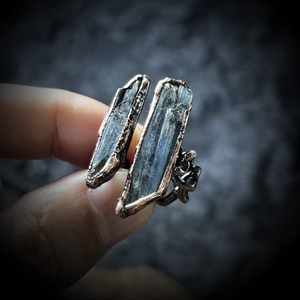 Anello vintage in bronzo con due pietre grezze di cianite blu in stile boho artigianale